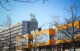 Vor dem Studium Das Mensagebäude und das Mathegebäude.