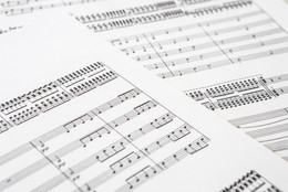 Eignungsprüfung Zwei Notenblätter liegen über einander.